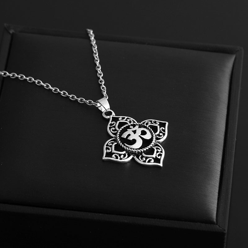 Openwork necklace short sweater chain