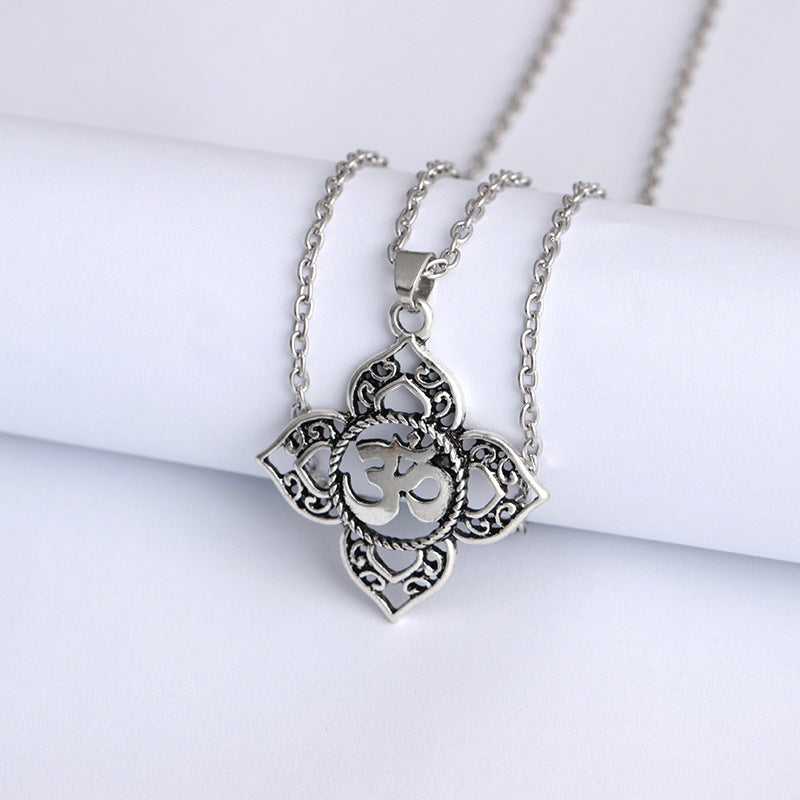 Openwork necklace short sweater chain