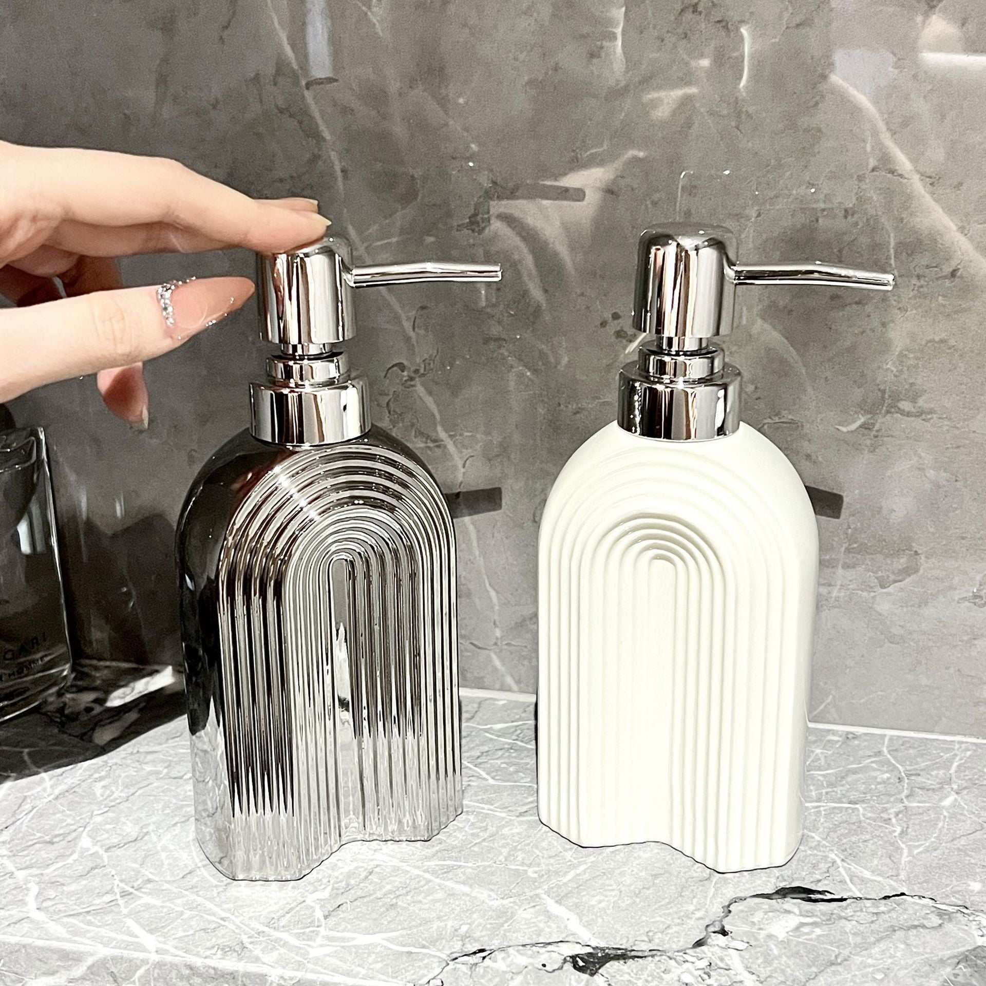 Bouteille de voyage en céramique de grande capacité pour shampoing et gel douche