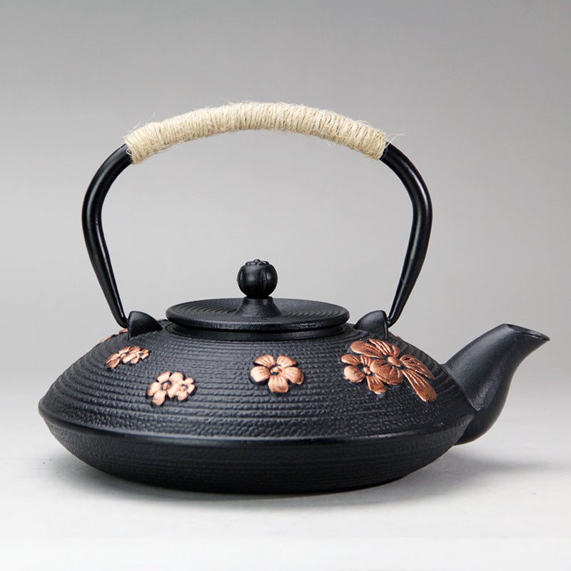 Théière en fer prune fleurie avec filtre pour faire bouillir de l'eau, infuser du thé, et des ornements de théière bien-être.