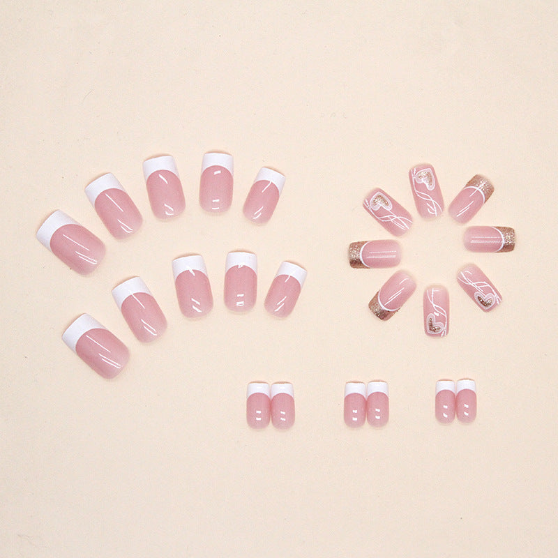 Fille stylée avec des ongles "cœur" brillants (style "French")