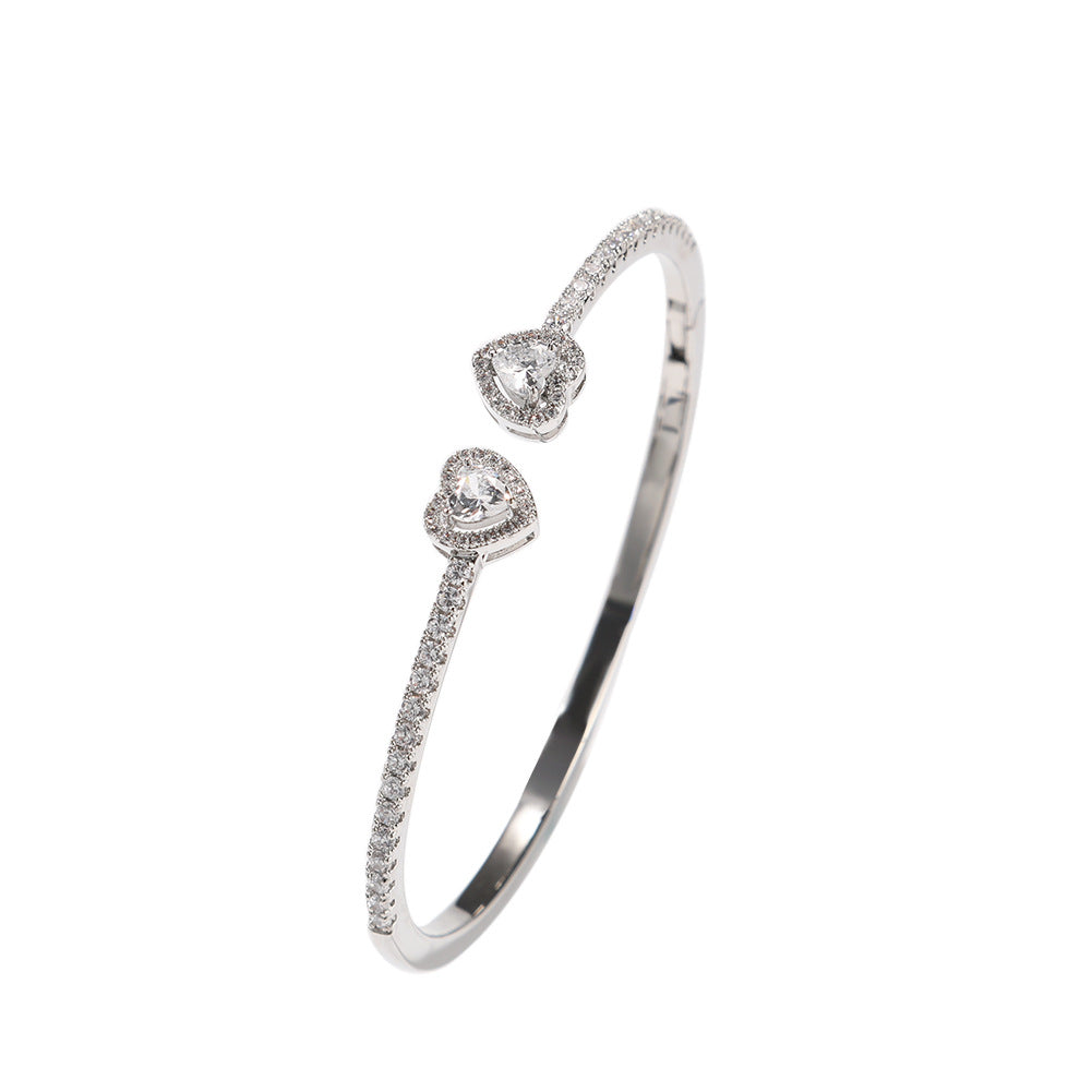 Fins bracelets en or en forme de cœurs entrelacés avec diamants