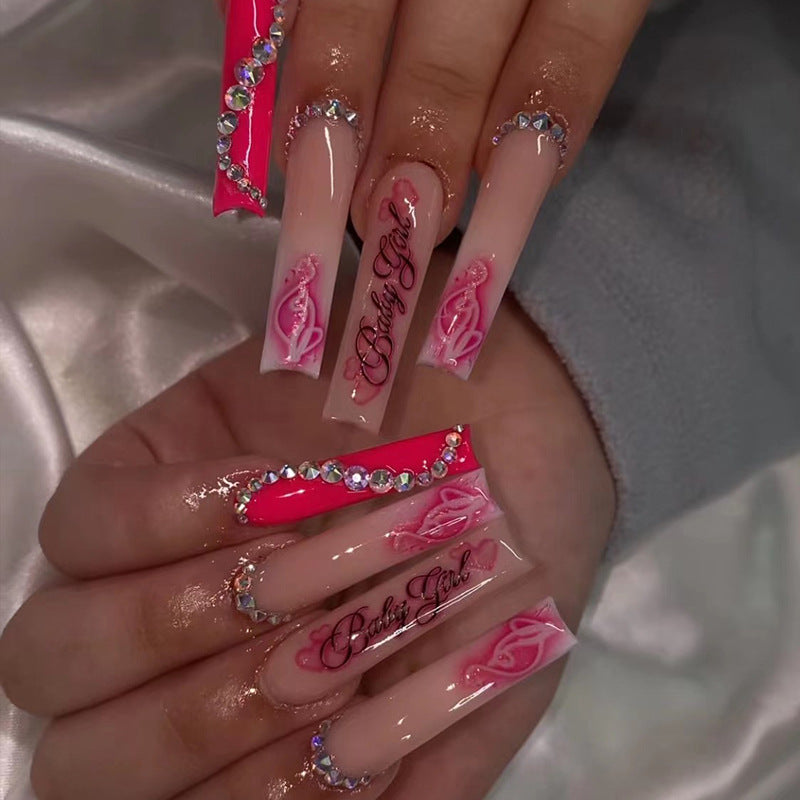 Uñas postizas de moda para mujer. Producto terminado.