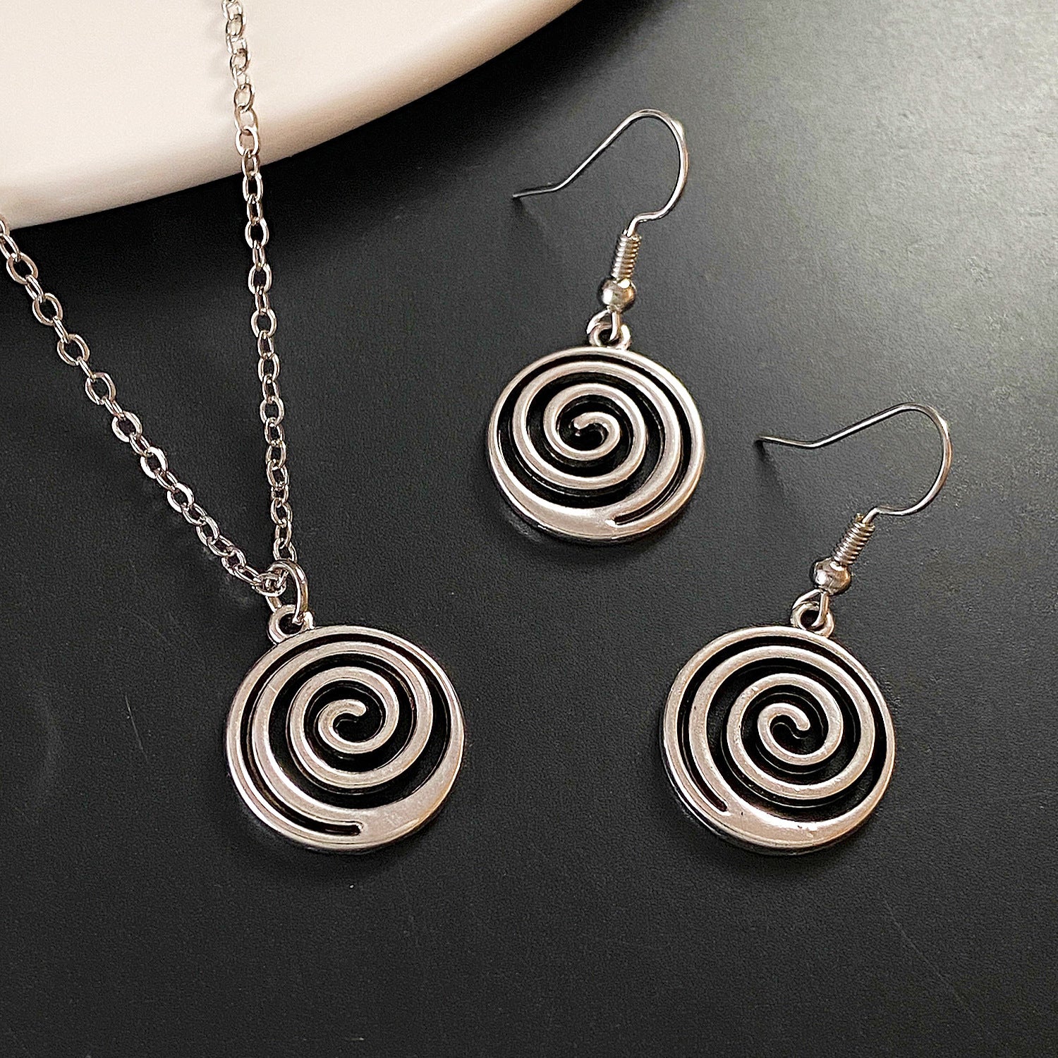 Men's And Women's Necklaces Retro Simple High Quality Vortex Eardrops Earrings Popular Accessories
