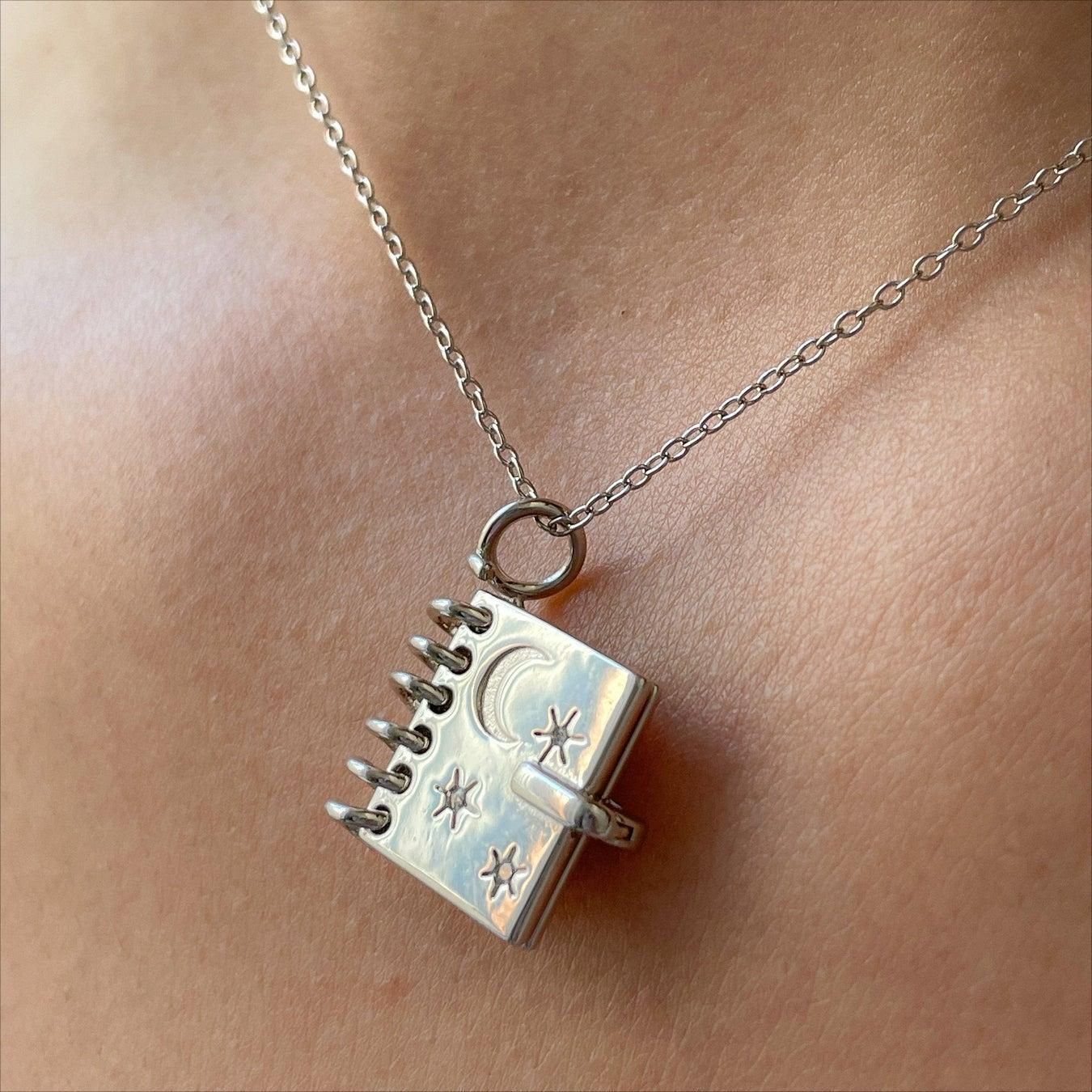 Collier ouvrable en forme de livre d'amour avec étoiles, lune et lettres gravées, pendentif de mode personnalisé pour cadeau de Saint-Valentin