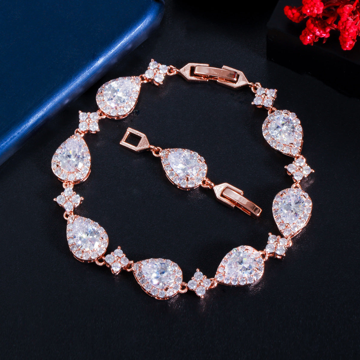 Women's Fashion Classic Drop-shaped Geometric Bracelet
