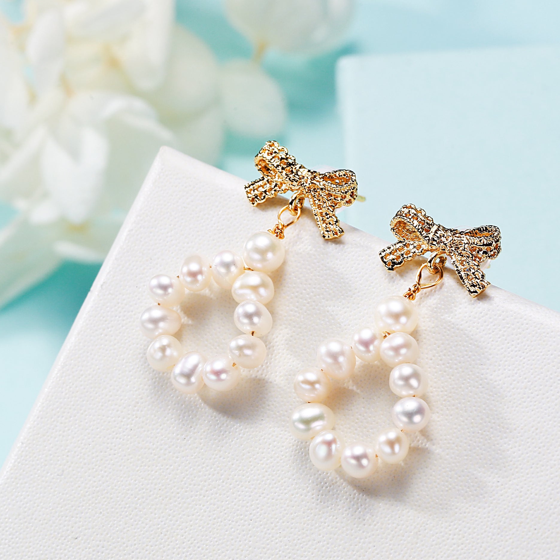 Boucles d'oreilles faites à la main en perles d'eau douce avec nœud pour femmes
