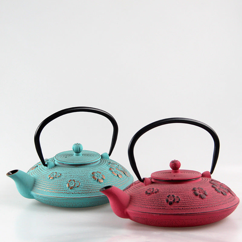 Théière en fer prune fleurie avec filtre pour faire bouillir de l'eau, infuser du thé, et des ornements de théière bien-être.