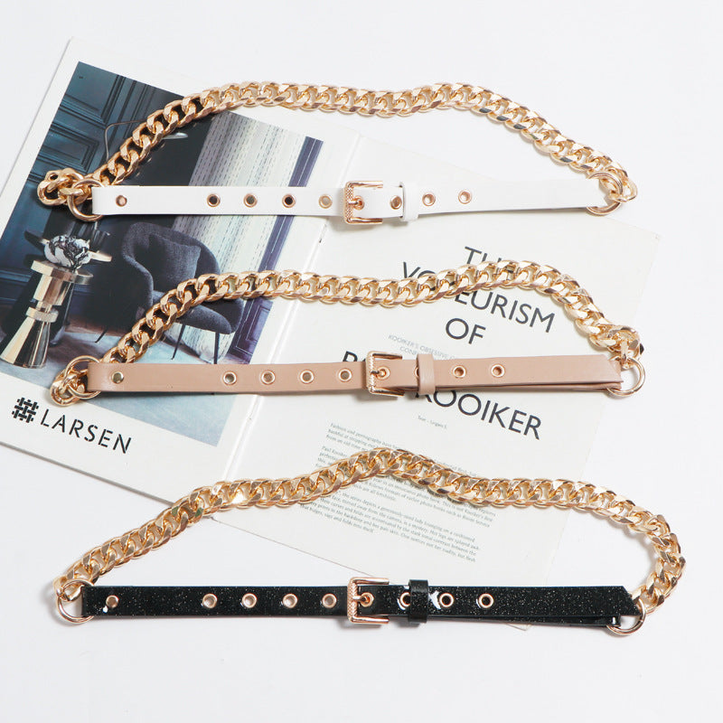 Ceinture fine avec boucle en métal et chaîne décorative