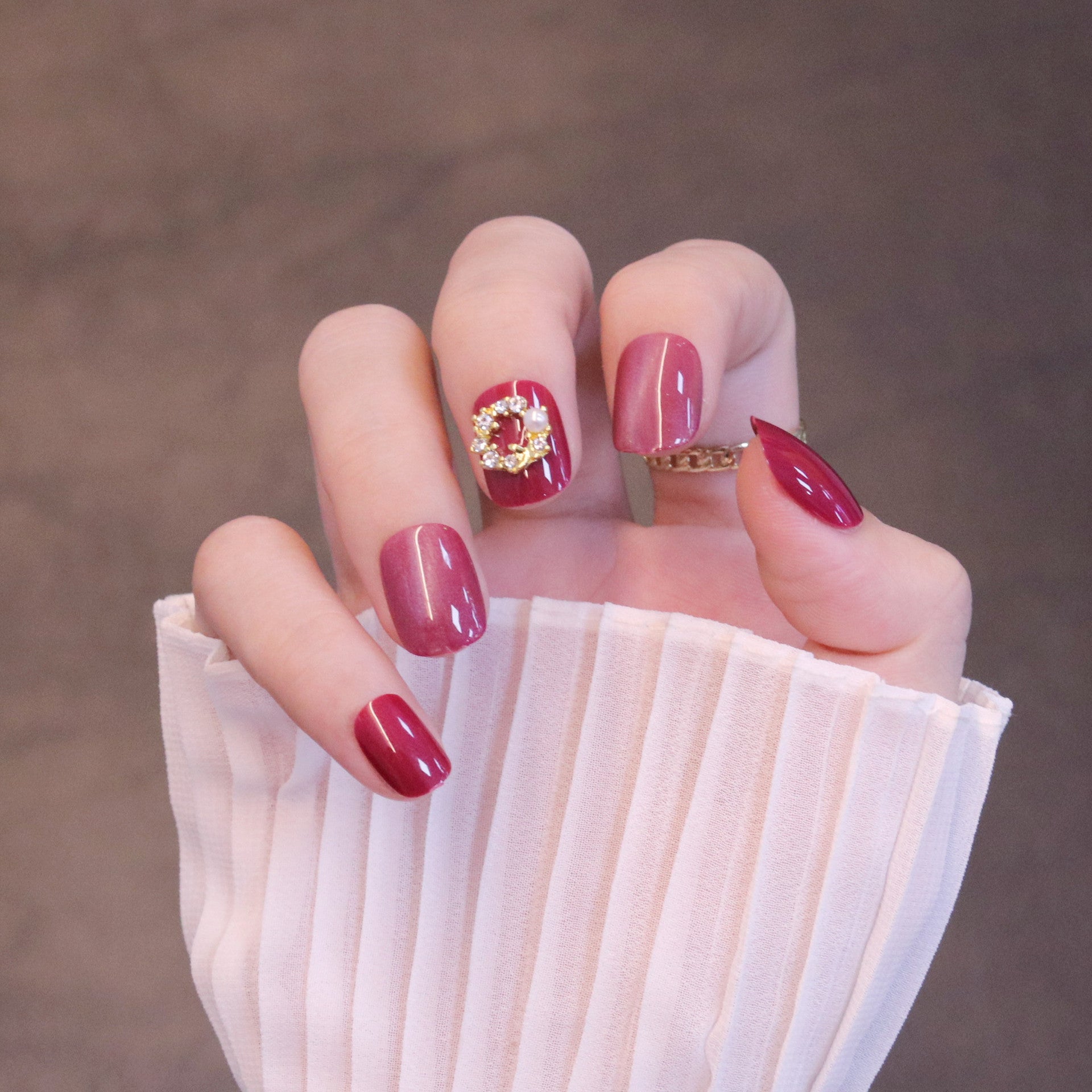 Patch d'art des ongles avec motif œil de chat rouge rosé, fini court