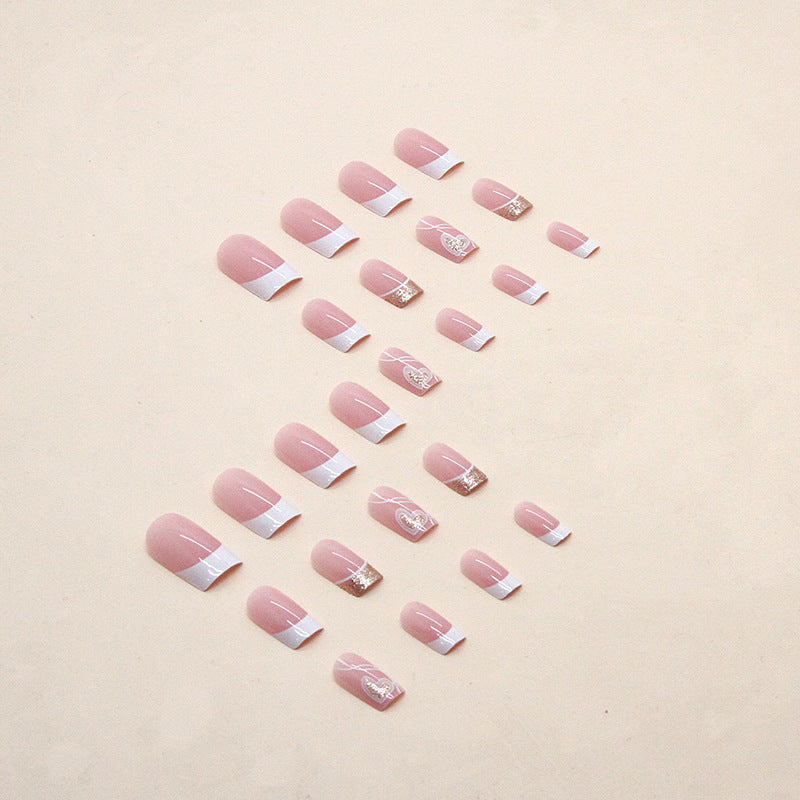 Fille stylée avec des ongles "cœur" brillants (style "French")