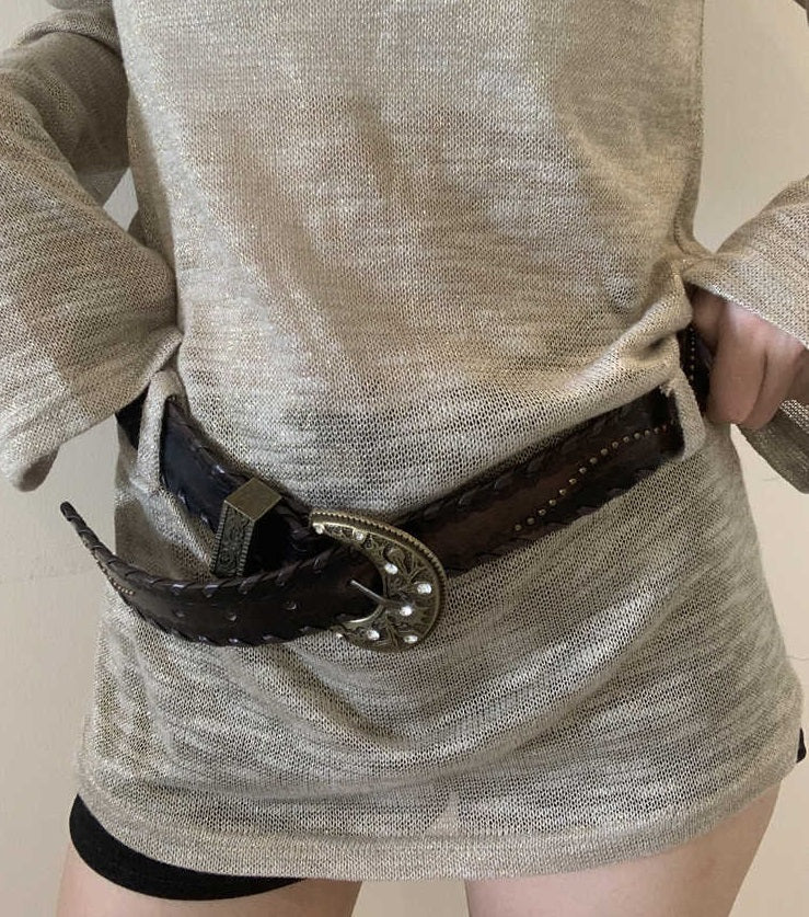 Ceinture à rivets effet vieilli, avec fil apparent, design unique