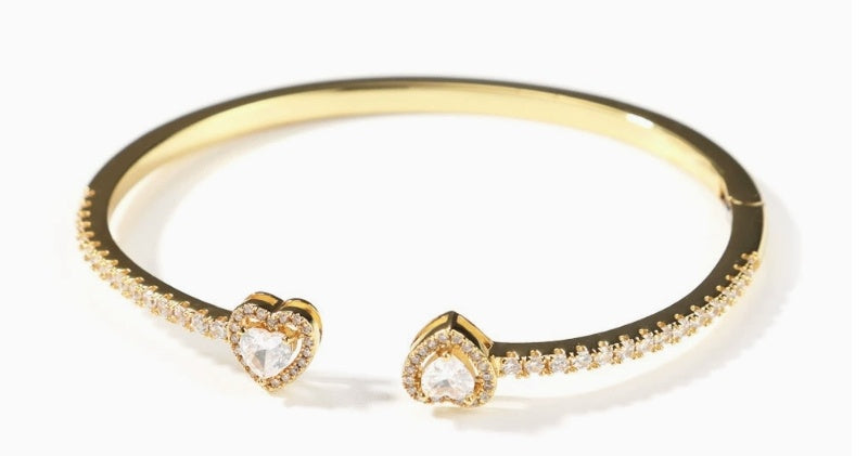 Fins bracelets en or en forme de cœurs entrelacés avec diamants