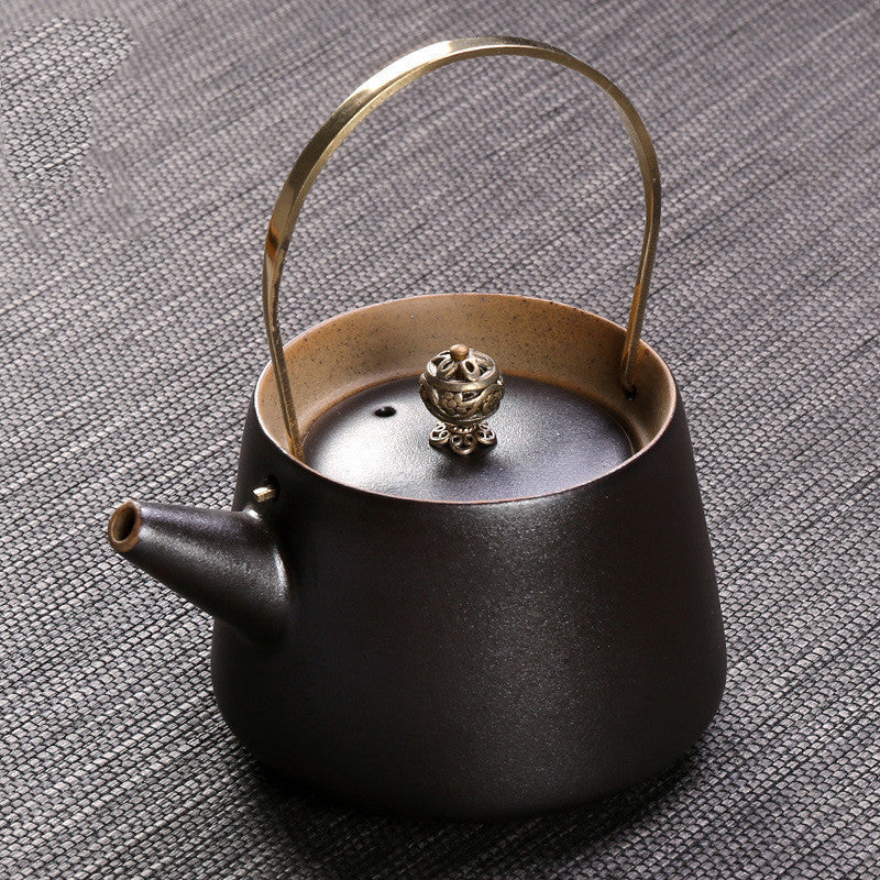 Théière antique, poignée, pot en céramique, machine à thé rétro, poignée en cuivre domestique