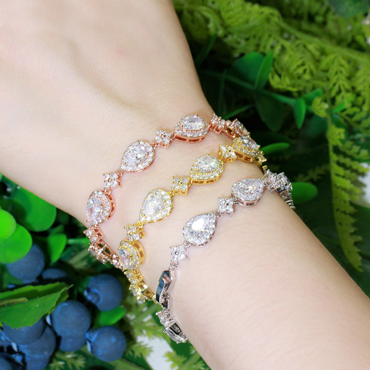 Women's Fashion Classic Drop-shaped Geometric Bracelet