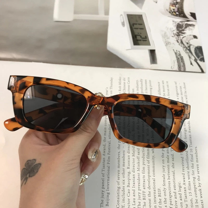 Lunettes de soleil carrées hommes et femmes avec la même tendance, rétro coréennes, style Ins, pour la photographie de rue.